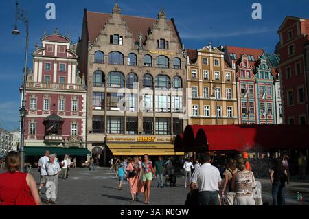 BRESLAU  POLEN 24. Juni 2005. Alte Häuser und Leute, die im Wraclaw Squire laufen... Stockfoto