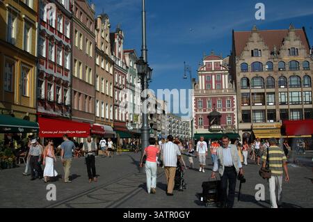 BRESLAU  POLEN 24. Juni 2005. Alte Häuser und Leute, die im Wraclaw Squire laufen... Stockfoto