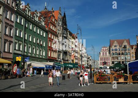 BRESLAU  POLEN 24. Juni 2005. Alte Häuser und Leute, die im Wraclaw Squire laufen... Stockfoto