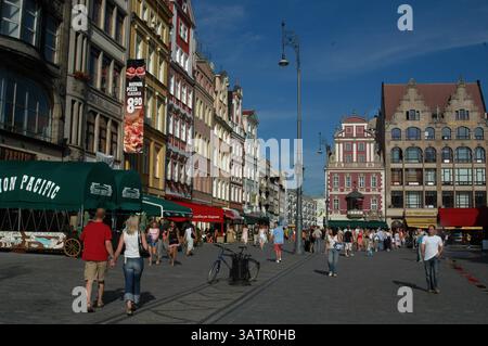 BRESLAU  POLEN 24. Juni 2005. Alte Häuser und Leute, die im Wraclaw Squire laufen... Stockfoto