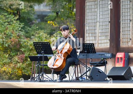 Koreanischer Mann spielt auf Violinchel im Garten des Deoksugung Palace, Seoul, Südkorea Stockfoto