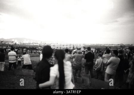 Abschiedsveranstaltung am Flughafen Wujiaba in Kunming Finale Abflug : bei Sonnenuntergang versammeln sich die Menschenmengen, um ein Outdoor-Event unter dramatischem Himmel in einer lebhaften Stadt zu erleben, 2012, Kunming, Yunnan, China Stockfoto
