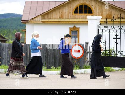 BATURINO, RUSSLAND – 18. JUNI: Nonnen des orthodoxen Klosters von Baturinski beenden eine nachmittags ikontragende Prozession am 18. Juni 2010 in Baturino, Burjatien, Rus Stockfoto