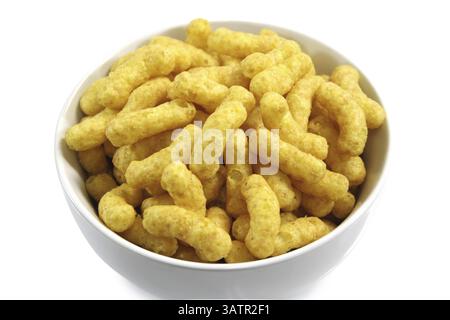 Goldene gelbe Erdnuss flippt in einer Schüssel auf weißem Hintergrund Stockfoto