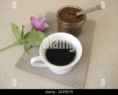 Eine Tasse Instantkaffee aus Instantkaffee Stockfoto