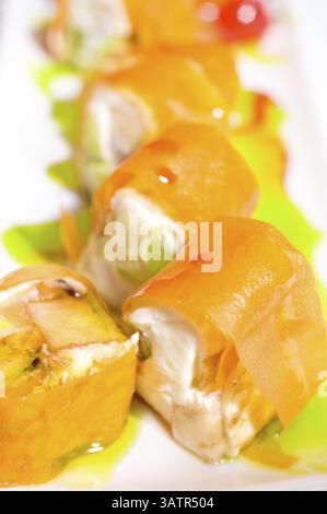 Süße Sushi-Brötchen mit Früchten, in Reispapier gewickelt, Makro Stockfoto