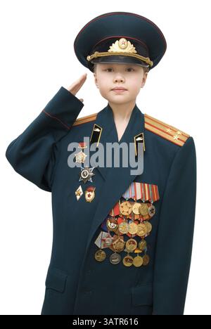 8-jähriges Mädchen, das in der Uniform ihres Großvaters der russischen Armee grüßt Stockfoto