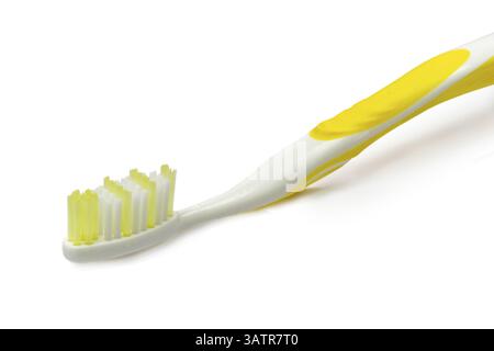 Nahaufnahme einer gelben Zahnbürste - auf weiß geschnitten Stockfoto