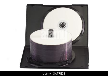 Datensicherungssystem auf weißem Hintergrund DVD-CD-Stapel in Box isoliert auf weißem Hintergrund Stockfoto