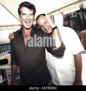 11. Oktober 2004: Pierce Brosnan und Woody Harrelson im Atlantis Resort in Nassau (Bahamas), wo Pierce den Film „After the Sunset“ promoviert. Oktober 2004 (Foto: © Armando Gallo/ZUMA Studio) Stockfoto