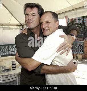 11. Oktober 2004: Pierce Brosnan und Woody Harrelson im Atlantis Resort in Nassau (Bahamas), wo Pierce den Film „After the Sunset“ promoviert. Oktober 2004 (Foto: © Armando Gallo/ZUMA Studio) Stockfoto