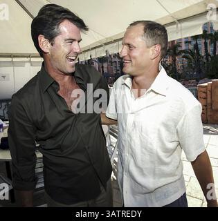 11. Oktober 2004: Pierce Brosnan und Woody Harrelson im Atlantis Resort in Nassau (Bahamas), wo Pierce den Film „After the Sunset“ promoviert. Oktober 2004 (Foto: © Armando Gallo/ZUMA Studio) Stockfoto