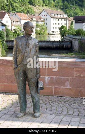 Die Bronzefigur zeigt den 55-jährigen Hessen bei seinem letzten Besuch in Calw Anfang der 1930er Jahre, die Skulptur steht an seinem Lieblingsplatz am Nikol Stockfoto