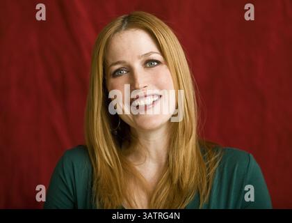 20. Juli 2008 – Hollywood, Kalifornien, USA – GILLIAN ANDERSON wirbt für „The X-Files: I Want to Believe“ in Los Angeles. Gillian Leigh Anderson (* 9. August 1968 in London) ist eine US-amerikanische Schauspielerin, Schauspielerin und Schriftstellerin. Zu ihren Beiträgen zählen die Rollen der FBI Special Agent Dana Scully in der langjährigen und weit verbreiteten Serie The X-Files, die unglückliche Sozialistin Lily Bart in „The House of Mirth“ (2000) und DSI Stella Gibson in der BBC-Krimi-Fernsehserie The Fall. Unter anderem gewann Anderson einen Primetime Emmy Award, einen Golden Globe Award und zwei SCR Stockfoto