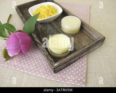 Hausgemachter Lippenbalsam mit Bienenwachs Stockfoto