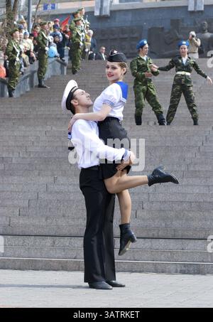 ULAN-UDE, RUSSLAND – 9. MAI: Eine Gruppe von Tänzern in Marineuniform tritt am Tag des Sieges am 9. Und 20. Mai im Gedenktag der Gefallenen auf Stockfoto