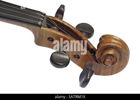 Griff einer alten Geige. Beschneidungspfad. Detail von einer alten Geige isoliert auf weißem Hintergrund Stockfoto
