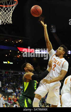 10. März 2016: Der Texas Longhorns-Wärter Demarcus Holland (2) schießt während des NCAA Big 12 Championship Männer Basketball Spiels zwischen den Texas Longhorns und den Baylor Bears im Sprint Center in Kansas City, Missouri, einen Schwimmer in der Lane. Kendall Shaw/CSM(Bild: © Kendall Shaw/CSM via ZUMA Wire) Stockfoto