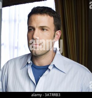 27. März 2009 – Hollywood, Kalifornien, USA – BEN AFFLECK wirbt für „State of Play“. Benjamin Geza Affleck-Boldt (* 15. August 1972), besser bekannt als Ben Affleck, ist ein US-amerikanischer Schauspieler und Filmemacher. Er begann seine Karriere als Kinderdarsteller und spielte in der PBS-Serie The Voyage of the Mimi (1984, 1988). Später trat er in der Coming-of-Age-Komödie Dazed and Confused (1993) auf, darunter Chasing Amy (1997) und Dogma (1999). Affleck erlangte Berühmtheit, als er und sein Jugendfreund M. Damon 1997 den Golden Globe and Academy Award für das beste Originaldrehbuch für Good will Hunting gewann. Er Stockfoto