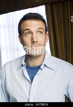 27. März 2009 – Hollywood, Kalifornien, USA – BEN AFFLECK wirbt für „State of Play“. Benjamin Geza Affleck-Boldt (* 15. August 1972), besser bekannt als Ben Affleck, ist ein US-amerikanischer Schauspieler und Filmemacher. Er begann seine Karriere als Kinderdarsteller und spielte in der PBS-Serie The Voyage of the Mimi (1984, 1988). Später trat er in der Coming-of-Age-Komödie Dazed and Confused (1993) und in verschiedenen Kevin Smith Filmen auf, darunter Chasing Amy (1997) und Dogma (1999). Affleck wurde berühmt, als er und sein Jugendfreund Matt Damon den Golden Globe and Academy Award für das beste Originaldrehbuch für Goo gewann Stockfoto