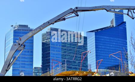 Warschau, Polen. 28. März 2025. Bau eines modernen, grünen, multifunktionalen Viertels von Wola. Towarowa 22 ist ein Stadtbildungsprojekt , das umgesetzt wurde . Stockfoto