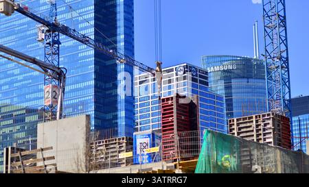 Warschau, Polen. 28. März 2025. Bau eines modernen, grünen, multifunktionalen Viertels von Wola. Towarowa 22 ist ein Stadtbildungsprojekt , das umgesetzt wurde . Stockfoto