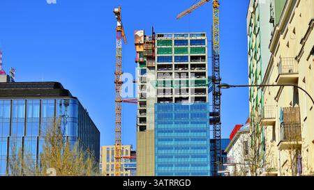 Warschau, Polen. 28. März 2025. Bürogebäude das Studio befindet sich im Bau. Stockfoto