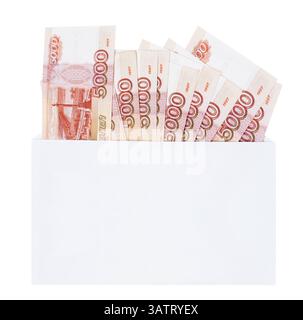 Viele 5000 Rubel-Scheine (die größte russische Note) in einem Umschlag Stockfoto