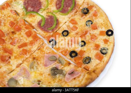 Fragment von Pizza, vier Viertel verschiedener Arten auf einem Gericht, isoliert auf weißem, schneidendem Pfad Stockfoto