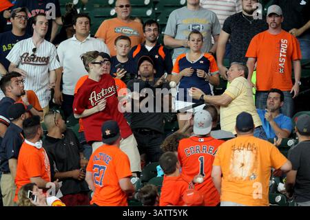 11. MAI 2016: Houston Astros Fans jagen im 15. Inning des MLB Baseballspiels zwischen den Houston Astros und den Cleveland Indians aus dem Minute Maid Park in Houston, Texas. Bild: Erik Williams/Cal Sport Media (Bild: © Erik Williams/CSM via ZUMA Wire) Stockfoto