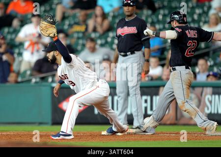 11. MAI 2016: Houston Astros erster Baseman Marwin Gonzalez (9) fängt im 15. Inning des MLB-Baseballspiels zwischen den Houston Astros und den Cleveland Indians aus Minute Maid Park in Houston, Texas, einen Ball. Bild: Erik Williams/Cal Sport Media (Bild: © Erik Williams/CSM via ZUMA Wire) Stockfoto