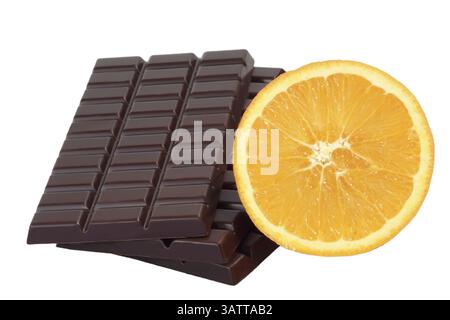 Schokolade mit Orange auf weißem Hintergrund köstliche Nahaufnahme von Schokolade auf weißem Hintergrund Stockfoto