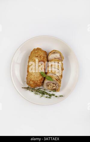 Geschnittenes Fleisch Rollen auf einem Teller auf isoliertem Studiohintergrund Stockfoto