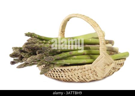 Grüner Spargel in einem Korb - isoliert auf weißem Hintergrund Grüner Spargel in einem Korb - isoliert auf weißem Hintergrund Stockfoto
