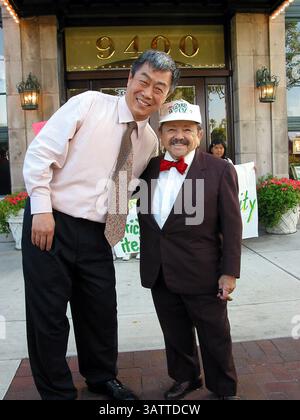 JUNI 2002 - CA, USA - K25356MR: 'LOLLIPOP GUILD'' MUNCHKIN KÄMPFT FÜR DAS MUNCHKIN HOTEL. JERRY MAREN, EINER DER LETZTEN SERVIVING MUNCHKINS AUS DEM FILM „DER ZAUBERER VON OZ“ AUS DEM JAHR 1939, HAT DEN FALL DES CULVER CITY HOTELS AUFGEGRIFFEN, WO DIE KLEINEN SCHAUSPIELER, DIE DIE MUNCHKINS DARSTELLEN, WÄHREND DER DREHARBEITEN DREI AUF EIN BETT GEBUCHT WURDEN. MAREN ÄUSSERTE SEINE SORGE, DASS DAS HOTEL GESCHLOSSEN WERDEN KÖNNTE. CULVER CITY HAT DEN PARKPLATZ NEBEN DEM CULVER HOTEL GESCHLOSSEN, SODASS ES OHNE ABSETZUNGS- UND LADEBEREICH BLEIBT, WAS DAZU FÜHREN WÜRDE, DASS DAS HOTEL SCHLIESST. MAREN UNTERSTÜTZTE SEINE FRAU ELIZABETH BAR Stockfoto