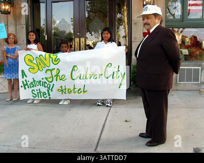JUNI 2002 - CA, USA - K25356MR: 'LOLLIPOP GUILD'' MUNCHKIN KÄMPFT FÜR DAS MUNCHKIN HOTEL. JERRY MAREN, EINER DER LETZTEN SERVIVING MUNCHKINS AUS DEM FILM „DER ZAUBERER VON OZ“ AUS DEM JAHR 1939, HAT DEN FALL DES CULVER CITY HOTELS AUFGEGRIFFEN, WO DIE KLEINEN SCHAUSPIELER, DIE DIE MUNCHKINS DARSTELLEN, WÄHREND DER DREHARBEITEN DREI AUF EIN BETT GEBUCHT WURDEN. MAREN ÄUSSERTE SEINE SORGE, DASS DAS HOTEL GESCHLOSSEN WERDEN KÖNNTE. CULVER CITY HAT DEN PARKPLATZ NEBEN DEM CULVER HOTEL GESCHLOSSEN, SODASS ES OHNE ABSETZUNGS- UND LADEBEREICH BLEIBT, WAS DAZU FÜHREN WÜRDE, DASS DAS HOTEL SCHLIESST. MAREN UNTERSTÜTZTE SEINE FRAU ELIZABETH BAR Stockfoto