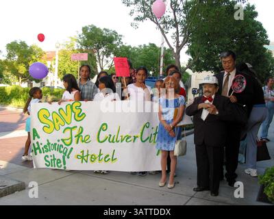 JUNI 2002 - CA, USA - K25356MR: 'LOLLIPOP GUILD'' MUNCHKIN KÄMPFT FÜR DAS MUNCHKIN HOTEL. JERRY MAREN, EINER DER LETZTEN SERVIVING MUNCHKINS AUS DEM FILM „DER ZAUBERER VON OZ“ AUS DEM JAHR 1939, HAT DEN FALL DES CULVER CITY HOTELS AUFGEGRIFFEN, WO DIE KLEINEN SCHAUSPIELER, DIE DIE MUNCHKINS DARSTELLEN, WÄHREND DER DREHARBEITEN DREI AUF EIN BETT GEBUCHT WURDEN. MAREN ÄUSSERTE SEINE SORGE, DASS DAS HOTEL GESCHLOSSEN WERDEN KÖNNTE. CULVER CITY HAT DEN PARKPLATZ NEBEN DEM CULVER HOTEL GESCHLOSSEN, SODASS ES OHNE ABSETZUNGS- UND LADEBEREICH BLEIBT, WAS DAZU FÜHREN WÜRDE, DASS DAS HOTEL SCHLIESST. MAREN UNTERSTÜTZTE SEINE FRAU ELIZABETH BAR Stockfoto