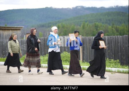 BATURINO, RUSSLAND – 18. JUNI: Nonnen des orthodoxen Klosters Baturinski machen am 18. Juni 2010 in Baturino, Burjatien, Ru, eine nachmittags ikontragende Prozession Stockfoto