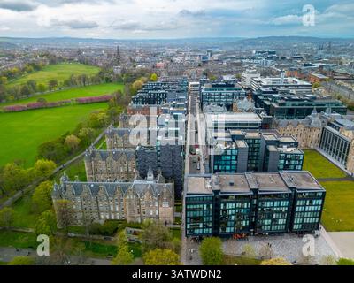 Luftaufnahme von der Drohne auf moderne, gehobene Apartmenthäuser in Quartermile, Lauriston, in Edinburgh. Apartmentgebäude auf Locati gebaut Stockfoto