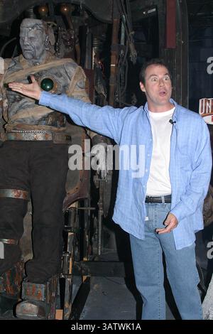 MAI 2004 - UNIVERSAL CITY, KALIFORNIEN, USA - K36982MR.VAN HELSING FORT DRACULA ATTRAKTION ERÖFFNET MIT 1,6 GIGAWATT ELECTRIUNIVERSAL CITY, DIE FRANKENSTEIN IN EINEM FUNKENREGEN IN DEN UNIVERSAL STUDIOS HOLLYWOOD IN UNIVERSAL CITY, KALIFORNIEN ZUM LEBEN ERWECKT. 05.12.04. MILAN RYBA/2004.STEPHEN SOMMERS - DIREKTOR (Foto: © Globe Photos/ZUMAPRESS.com) Stockfoto