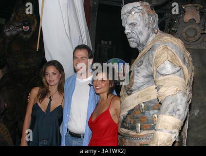 MAI 2004 - UNIVERSAL CITY, KALIFORNIEN, USA - K36982MR.VAN HELSING FORT DRACULA ATTRAKTION ERÖFFNET MIT 1,6 GIGAWATT ELECTRIUNIVERSAL CITY, DIE FRANKENSTEIN IN EINEM FUNKENREGEN IN DEN UNIVERSAL STUDIOS HOLLYWOOD IN UNIVERSAL CITY, KALIFORNIEN ZUM LEBEN ERWECKT. 05.12.04. MILAN RYBA/ 2004.JOSIE MARAN UND ELENA ANAYA MIT REGISSEUR STEPHEN SOMMERS (Foto: © Globe Photos/ZUMAPRESS.com) Stockfoto