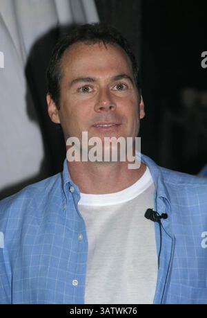 MAI 2004 - UNIVERSAL CITY, KALIFORNIEN, USA - K36982MR.VAN HELSING FORT DRACULA ATTRAKTION ERÖFFNET MIT 1,6 GIGAWATT ELECTRIUNIVERSAL CITY, DIE FRANKENSTEIN IN EINEM FUNKENREGEN IN DEN UNIVERSAL STUDIOS HOLLYWOOD IN UNIVERSAL CITY, KALIFORNIEN ZUM LEBEN ERWECKT. 05.12.04. MILAN RYBA/2004.STEPHEN SOMMERS - DIREKTOR (Foto: © Globe Photos/ZUMAPRESS.com) Stockfoto