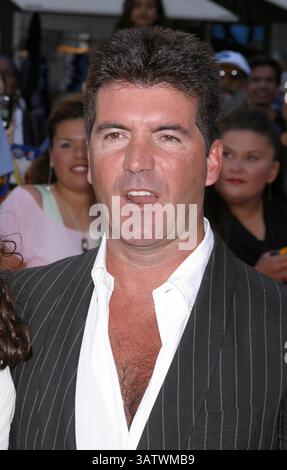26. MAI 2004 - HOLLYWOOD, KALIFORNIEN, USA - K37535MR.AMERICAN IDOL FINALE - ANKUNFT IM KODAK THEATRE HOLLYWOOD AND HIGHLAND, HOLLYWOOD, KALIFORNIEN.05.26/2004. MILAN RYBA/2004.SIMON COWELL. (Kreditbild: © Globe Photos/ZUMAPRESS.com) Stockfoto