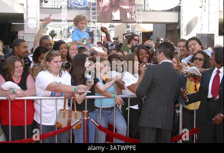 26. MAI 2004 - HOLLYWOOD, KALIFORNIEN, USA - K37535MR.AMERICAN IDOL FINALE - ANKUNFT IM KODAK THEATRE HOLLYWOOD AND HIGHLAND, HOLLYWOOD, KALIFORNIEN.05.26/2004. MILAN RYBA/2004.SIMON COWELL. (Kreditbild: © Globe Photos/ZUMAPRESS.com) Stockfoto