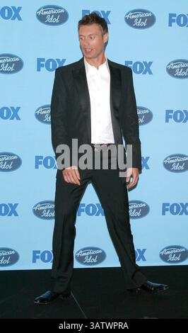 MAI 2004 - HOLLYWOOD, KALIFORNIEN, USA - K37536MR.AMERICAN IDOL FINALE-PRESSROOM IM KODAK THEATRE HOLLYWOOD AND HIGHLAND, HOLLYWOOD, KALIFORNIEN.05.26/2004. MILAN RYBA/2004.RYAN SEACREST. (Kreditbild: © Globe Photos/ZUMAPRESS.com) Stockfoto