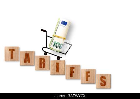 100 Euro auf weißem Hintergrund mit WORTTARIFEN. Handel, Zoll, Zoll und Zölle Krieg Stockfoto