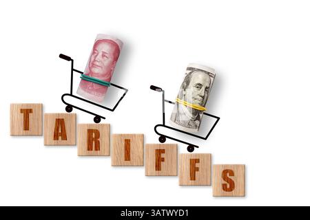 100 Yuan und Dollar auf weißem Hintergrund mit WORTTARIFEN. Handel, Zoll, Zoll und Zölle Krieg Stockfoto
