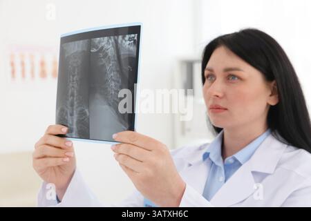 Arzt untersucht Hals-MRT in der Klinik Stockfoto