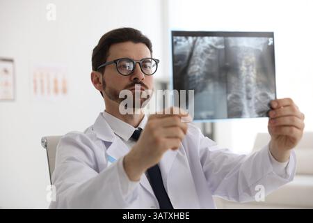 Arzt untersucht Hals-MRT in der Klinik Stockfoto