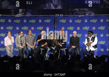 29. Januar 2009 - Vereinigte Tampa, Florida, Staaten von Amerika - Jan 29. 2009; Tampa, FL, USA; Bruce Springsteen, beantwortet zweite von links, Frage aus den Medien wie er von der E Street Band (von links nach rechts) Garry Tallent, Max Weinberg, Steven Van Zandt, Patti Scialfa, Roy Bittan, Nils Lofgren und Clarence Clemons Bridgestone Super Bowl Halbzeit-Show auf der Pressekonferenz im Tampa Convention Center flankiert wird. ZUMA Press/Scott A. Miller (Kredit-Bild: © Scott A. Miller über ZUMA Draht) Stockfoto